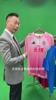 无锡梅西、宿迁切尔西？詹俊点评苏超球衣，这波设计感直接拉满！