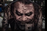 Why so serious?加纳乔再添新纹身:希斯莱杰版小丑形象覆盖全背